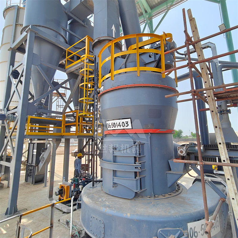 Industrial grinding mill for bentonite processing